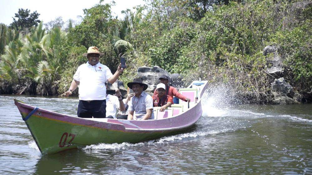 Kondisi alam tak surutkan semangat Juru Bayar salurkan bantuan sosial (bansos) sembako dan Program Keluarga Harapan (PKH) di daerah 3T. (dok. Pos Indonesia)