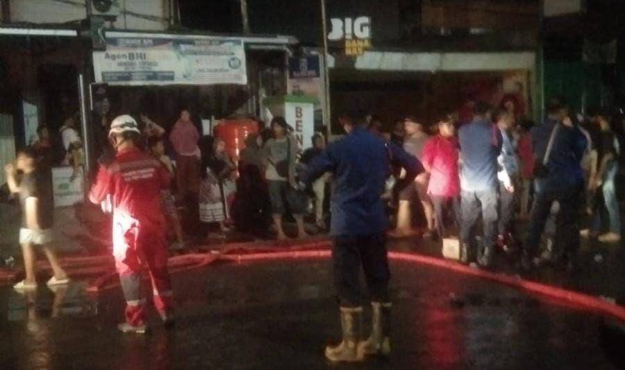 Petugas Dinas Pemadam Kebakaran dianiaya saat berupaya memadamkan api di Jalan Pongtiku I, Kecamatan Tallo, Makassar, Rabu malam (18/10/2023). (Dok. Istimewa)