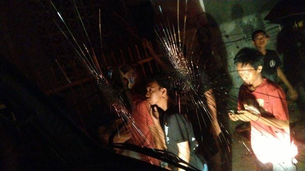 Mobil Dinas Pemadam Kebakaran dirusak saat petugas berupaya memadamkan api di Jalan Pongtiku I, Kecamatan Tallo, Makassar, Rabu malam (18/10/2023). (Dok. Istimewa)