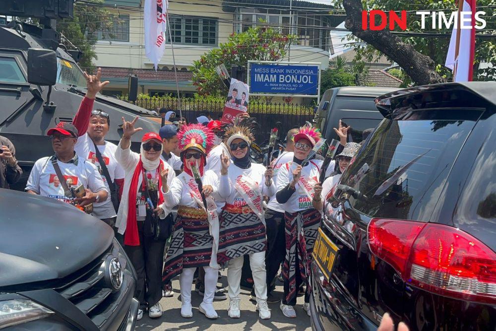 Simpatisan Ganjar-Mahfud Bawa Mawar ke Gedung KPU