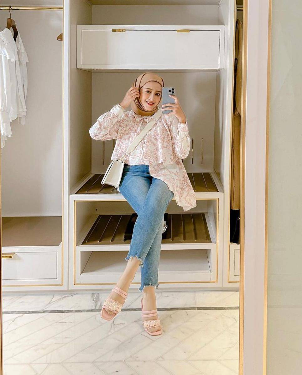 Padu padan denim ala Seviqe Rahma (instagram.com/seviqefebinita)