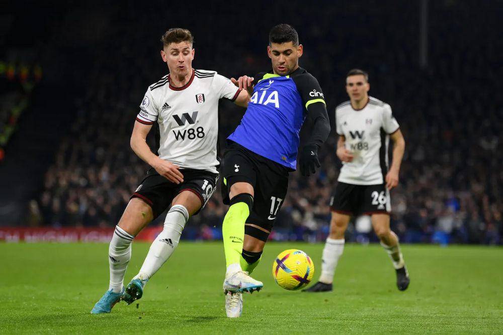 Tom Cairney (kiri) berduel dengan Cristian Romero pada laga Tottenham Hotspur kontra Fulham. (premierleague.com)