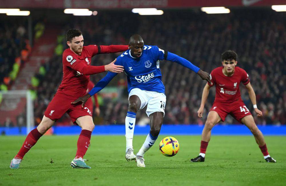 Andrew Robertson (kiri) berduel dengan Abdoulaye Doucoure pada laga Liverpool kontra Everton. (premierleague.com)
