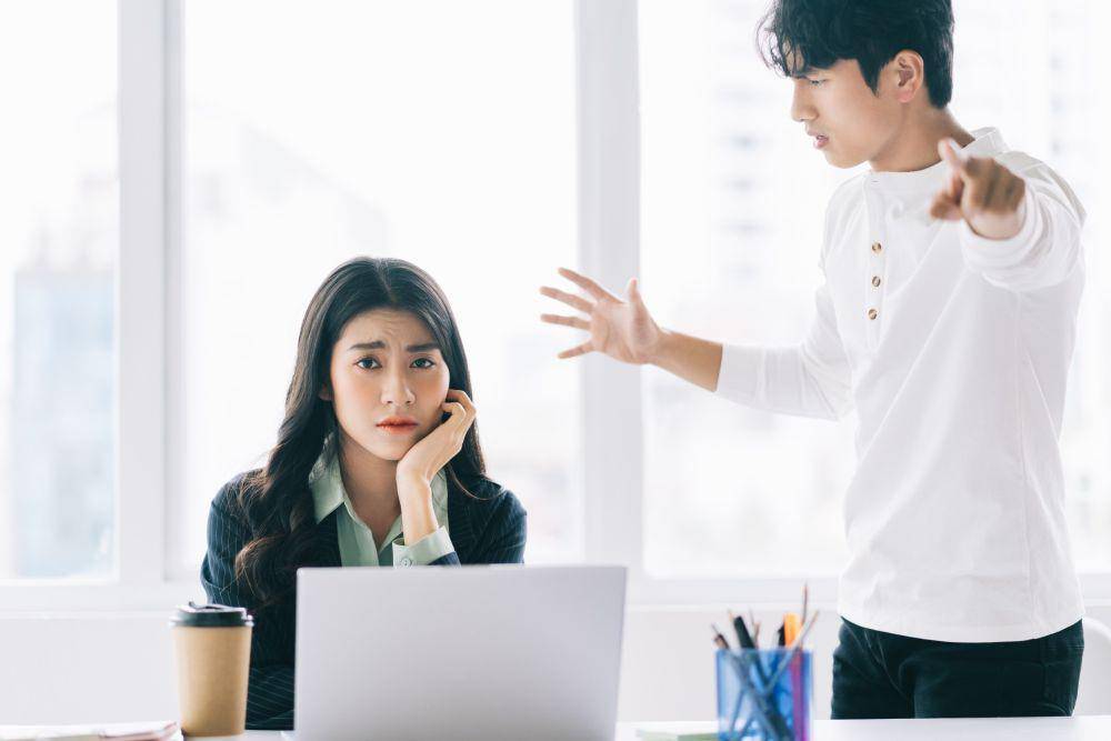 ilustrasi karyawan di kantor (123rf.com/havucvp)