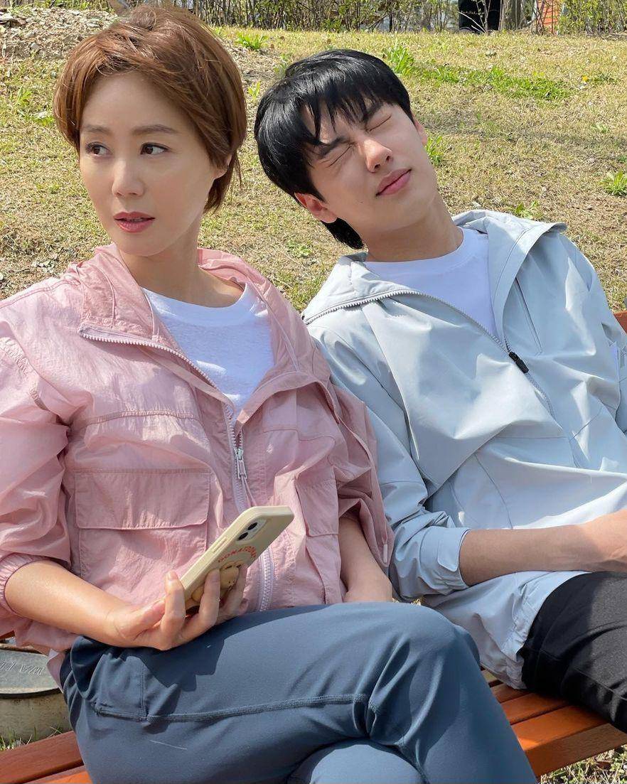 Yoon Hyun Soo bersama ibunya Kim Sung Ryung dalam drama Kill Heel. (instagram/@hyvn_soo)