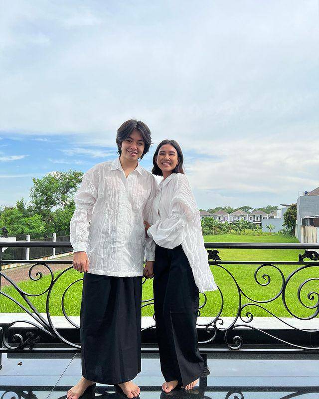 ide outfit pakai atasan putih ala Shenina Cinnamon (instagram.com/shenacinnamon)