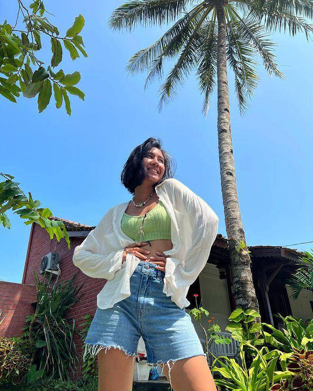 ide outfit pakai atasan putih ala Shenina Cinnamon (instagram.com/shenacinnamon)