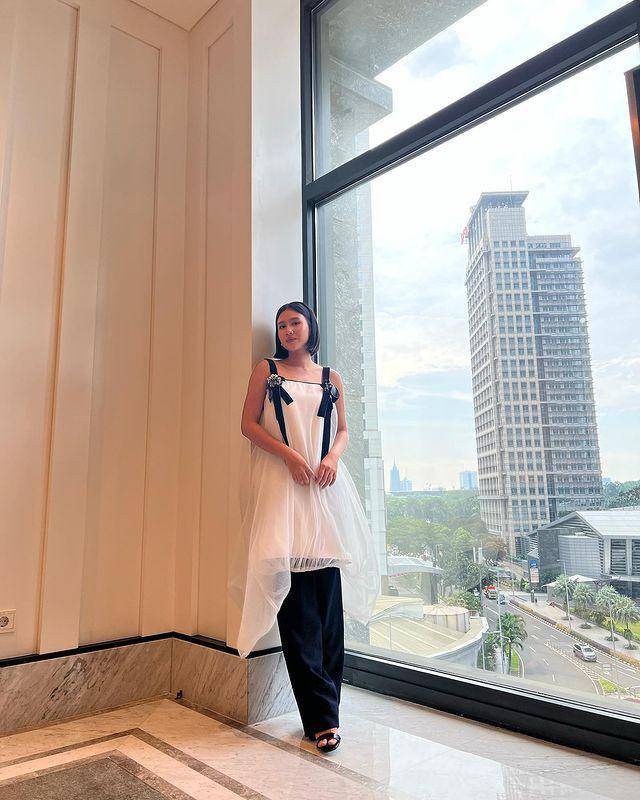 ide outfit pakai atasan putih ala Shenina Cinnamon (instagram.com/shenacinnamon)