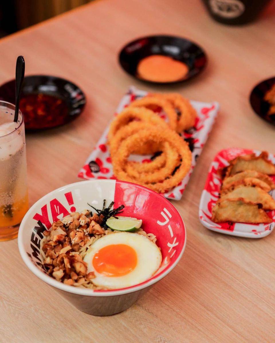 Potret menu Chicken Dry Ramen di RamenYA! (instagram.com/ramenya.id)