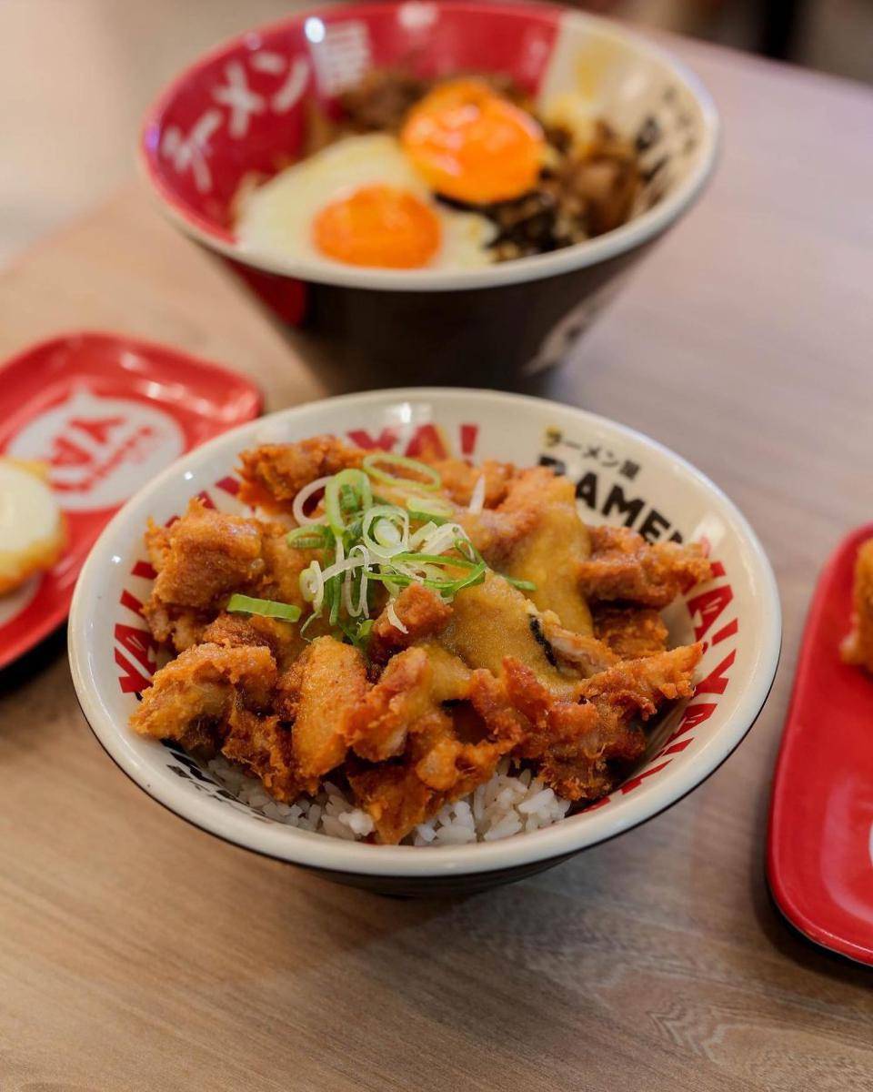 Potret menu Karaage Don Salted Egg di RamenYA! (instagram.com/ramenya.id)