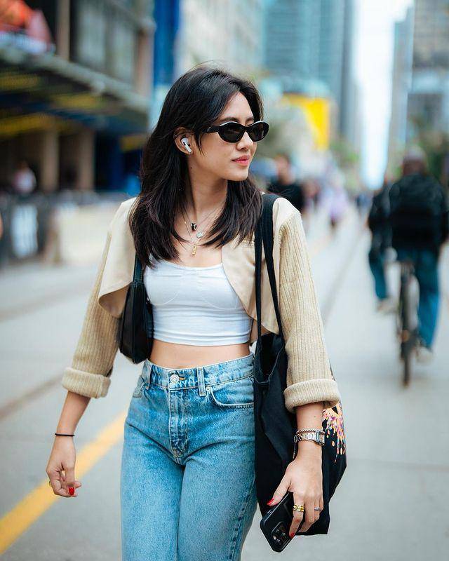 ide outfit pakai atasan putih ala Shenina Cinnamon (instagram.com/shenacinnamon)