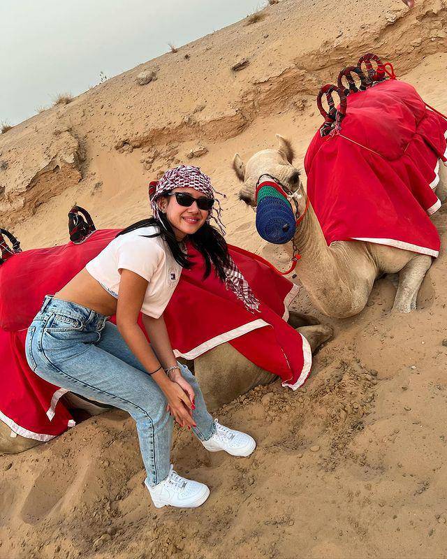 ide outfit pakai atasan putih ala Shenina Cinnamon (instagram.com/shenacinnamon)