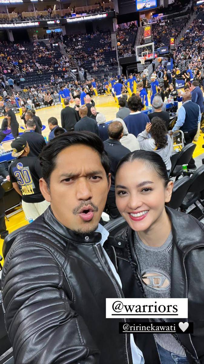 potret Ibnu Jamil dan Ririn Ekawati nonton NBA (instagram.com/ibnujamilo)