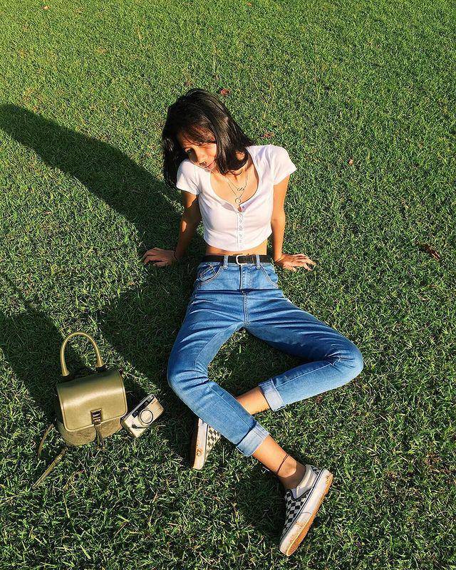 ide outfit pakai atasan putih ala Shenina Cinnamon (instagram.com/shenacinnamon)