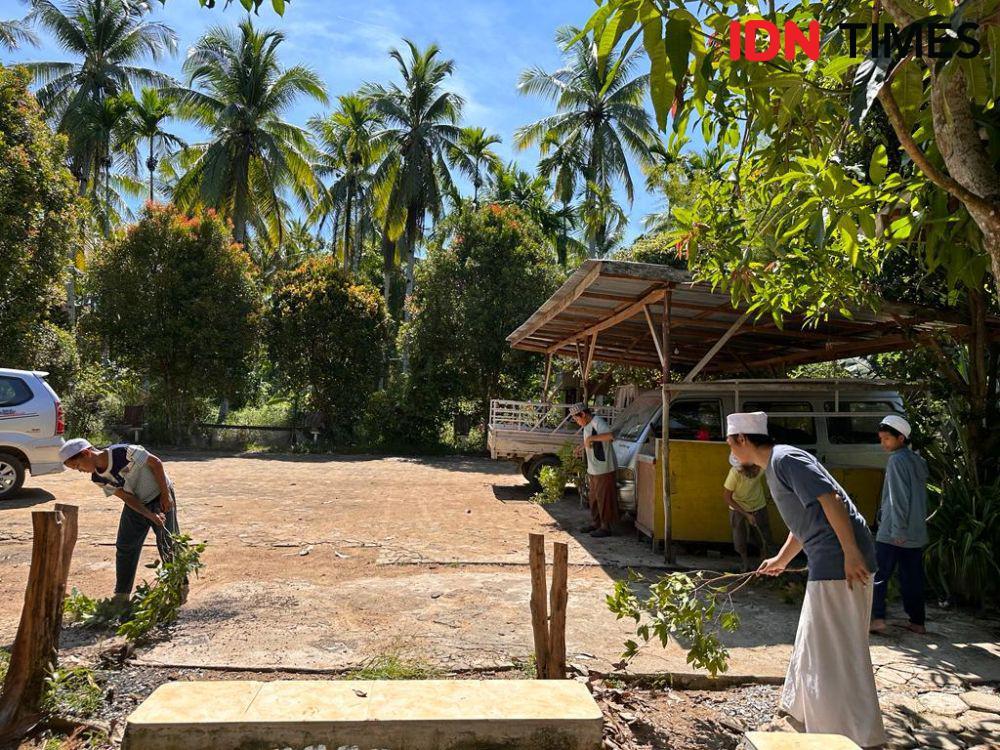 Para santri sedang membersihkan halaman pondok pesantren. (IDN Times/Teri).