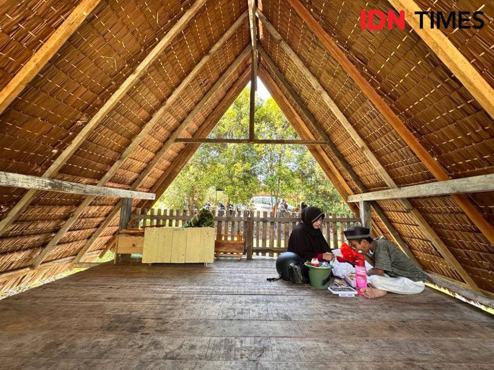 Salah satu orang tua santri menjenguk anaknya. (IDN Times/Teri).