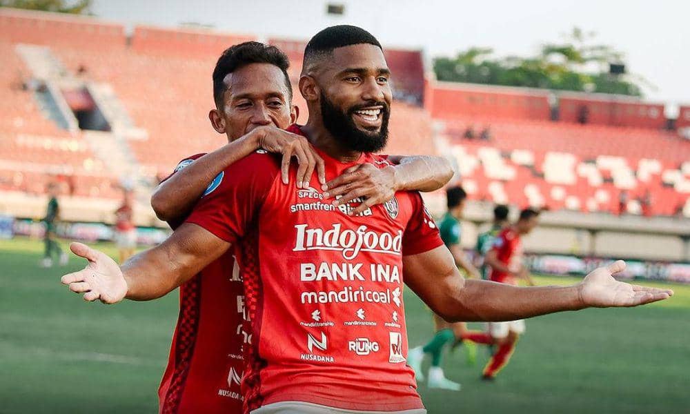 Jefferson Assis usai mencetak gol ke gawang Persebaya Surabaya melalui tendangan penalti. (Instagram.com/baliunitedfc)