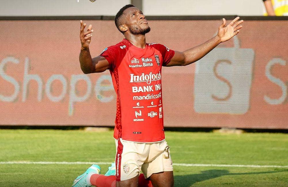 Privat Mbarga usai mencetak gol ke Persebaya Surabaya. (Instagram.com/baliunitedfc)