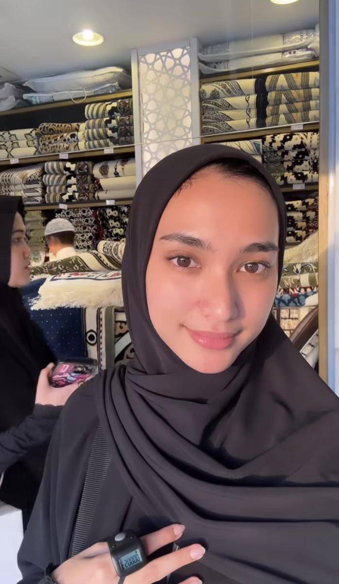 Syafira Haddad saat berumrah (instagram.com/syafira_hdd)