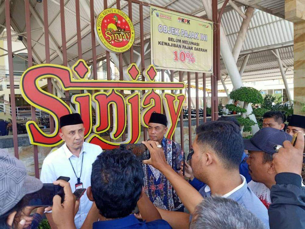 Bebek Sinjay saat dipasang banner tak taat pajak. (Dok. Diskominfo Kabupaten Bangkalan).