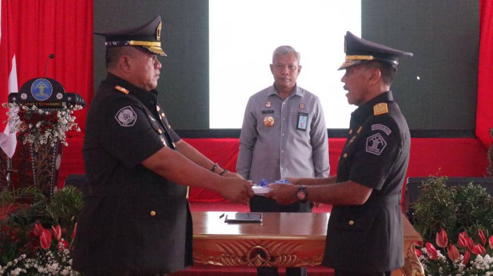 Kalapas Kedungpane Semarang Usman Madjid saat serah terima jabatan dengan kalapas lama Tri Sambodo. (IDN Times/Dok Humas Lapas Kedungpane)