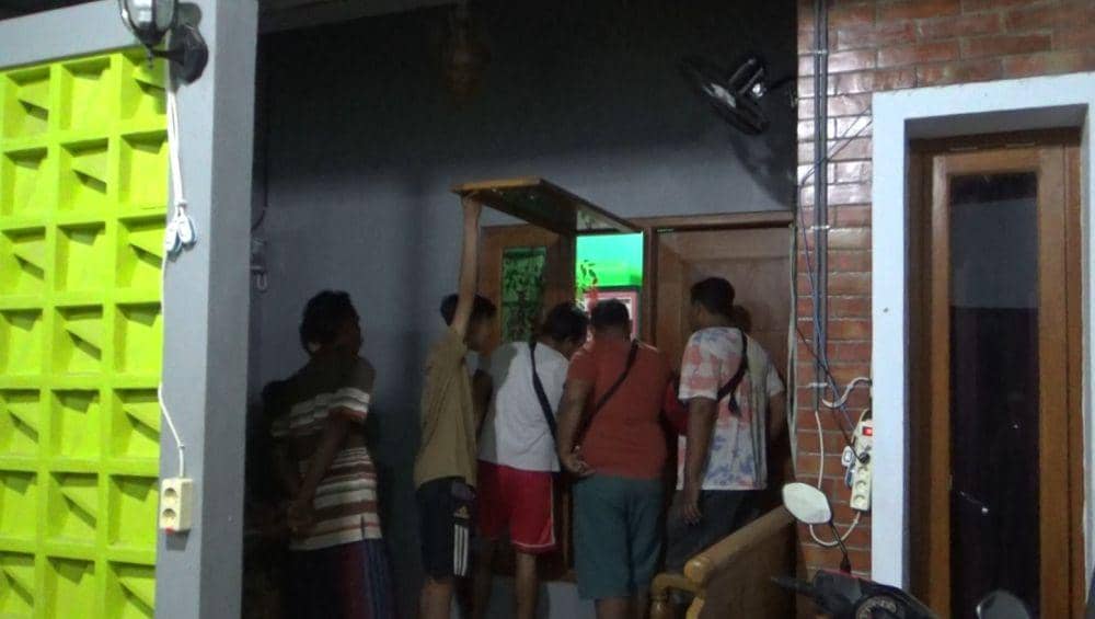 Korban saat diselamatkan warga dari kamar mandi/ IDN Times/ Riyanto