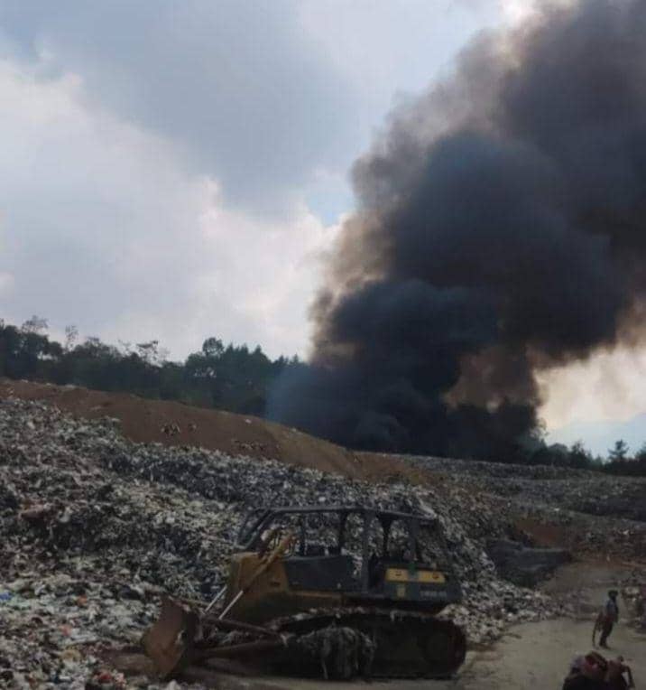 Penampakan kebakaran di TPA Tlekung. (IDN Times/istimewa)