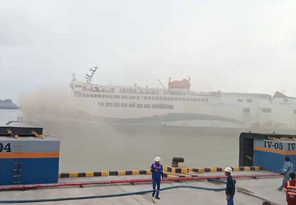 Dikepung Asap Hitam, KMP Tranship 1 Terbakar di Pelabuhan Bakauheni