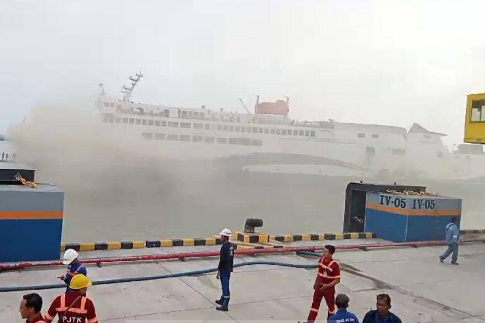 Kebakaran kapal motor penyeberangan (KMP) terjadi di Dermaga 6 Pelabuhan Bakauheni, Kabupaten Lampung Selatan, Lampung, Jumat (20/10/2023). (IDN Times/Istimewa).