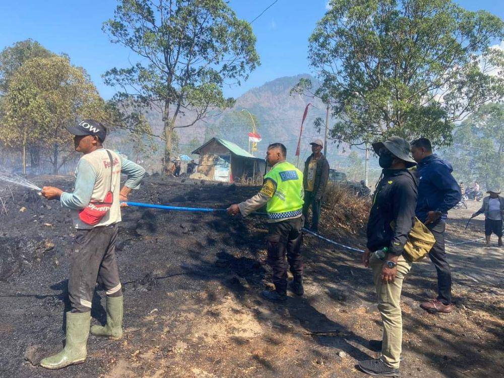 Kebakaran di lereng Gunung Batur. (Dok.IDNTimes/Polsek Kintamani)