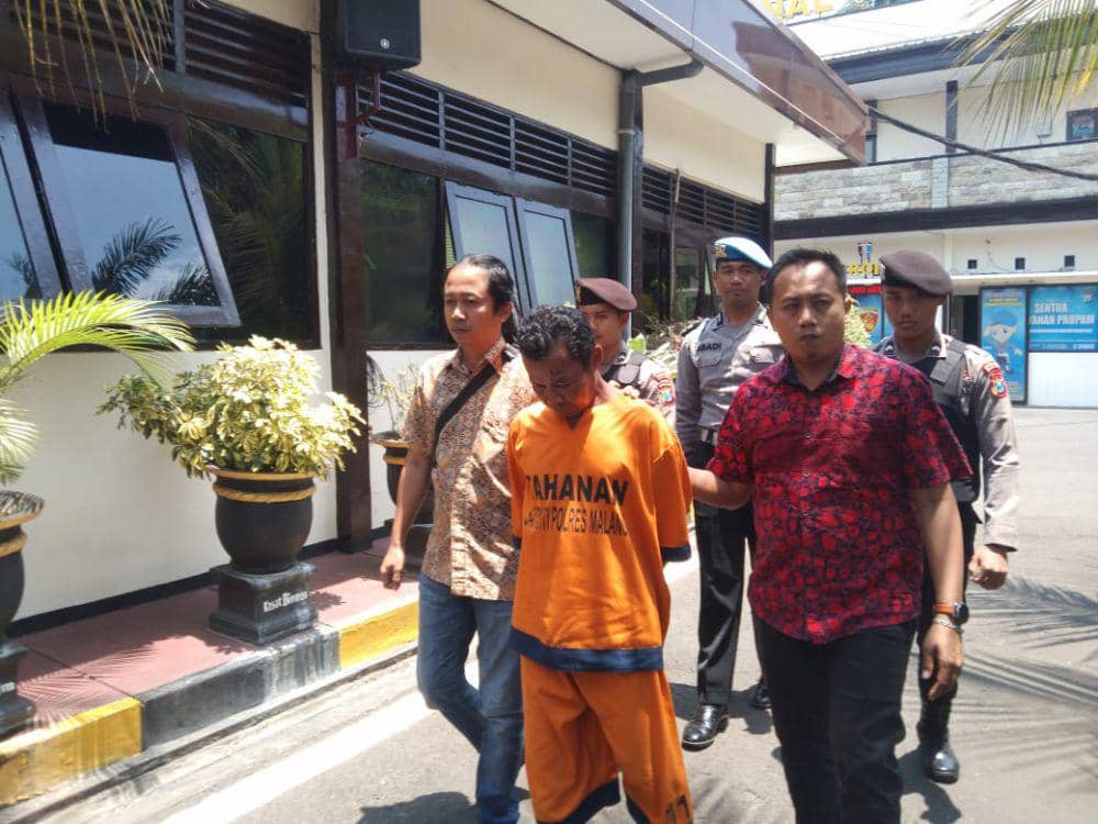 Tersangka Samidi saat digelandang di Mapolres Malang. (IDN Times/Rizal Adhi Pratama)