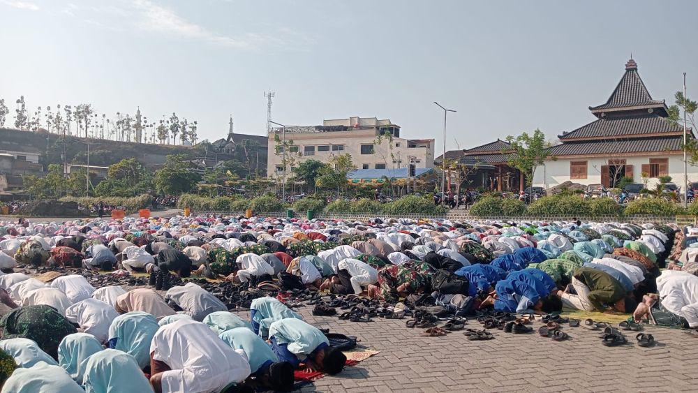 1000 Warga Magetan Salat Istisqa Berharap Hujan Padamkan Karhutla Lawu