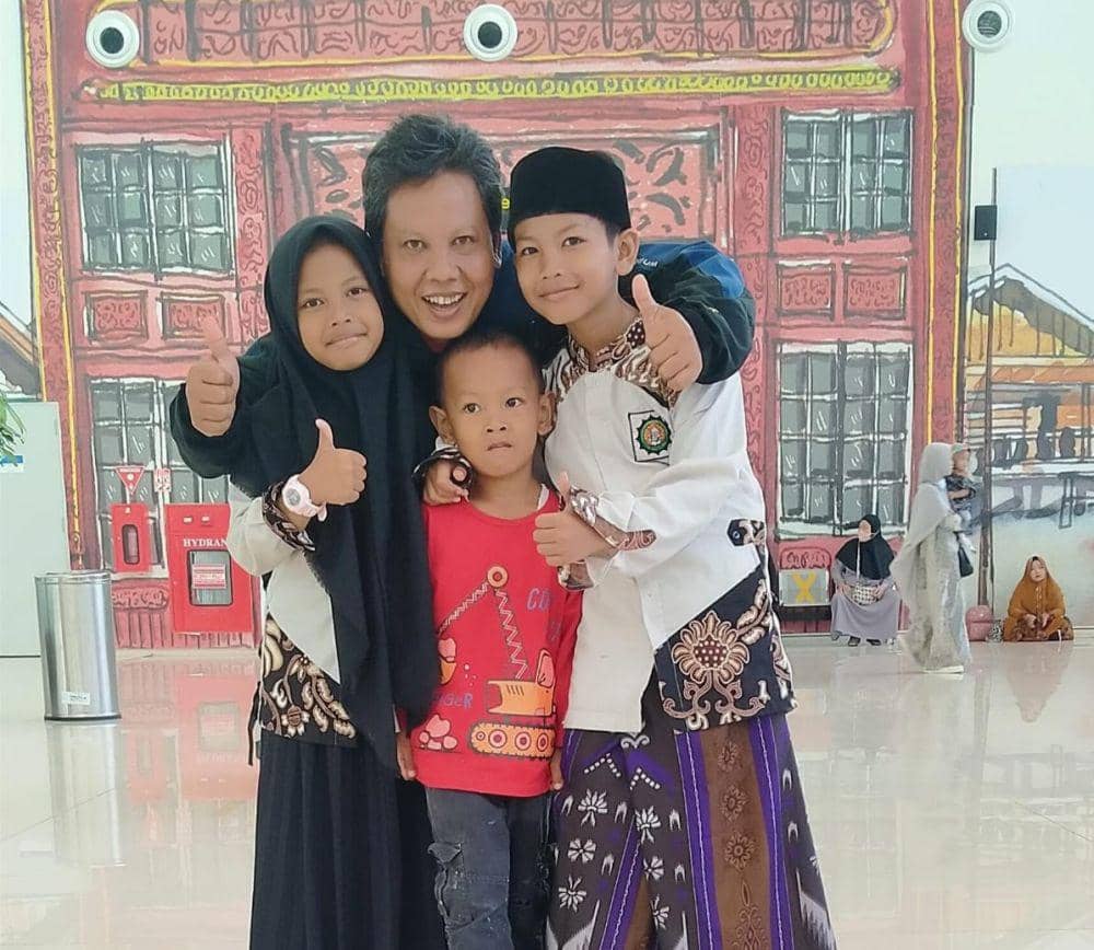 Khairul Anam saat momen perpisahan bersama anaknya yang pergi belajar di ponpes.