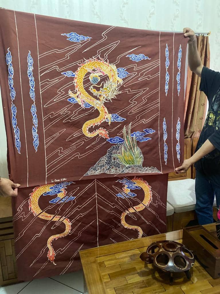 Seorang narapidana Lapas Kedungpane Semarang memamerkan batik buatannya dengan warga dominan cokelat tua serta bermotif ular naga. (IDN Times/Dok Humas Lapas Kedungpane Semarang)