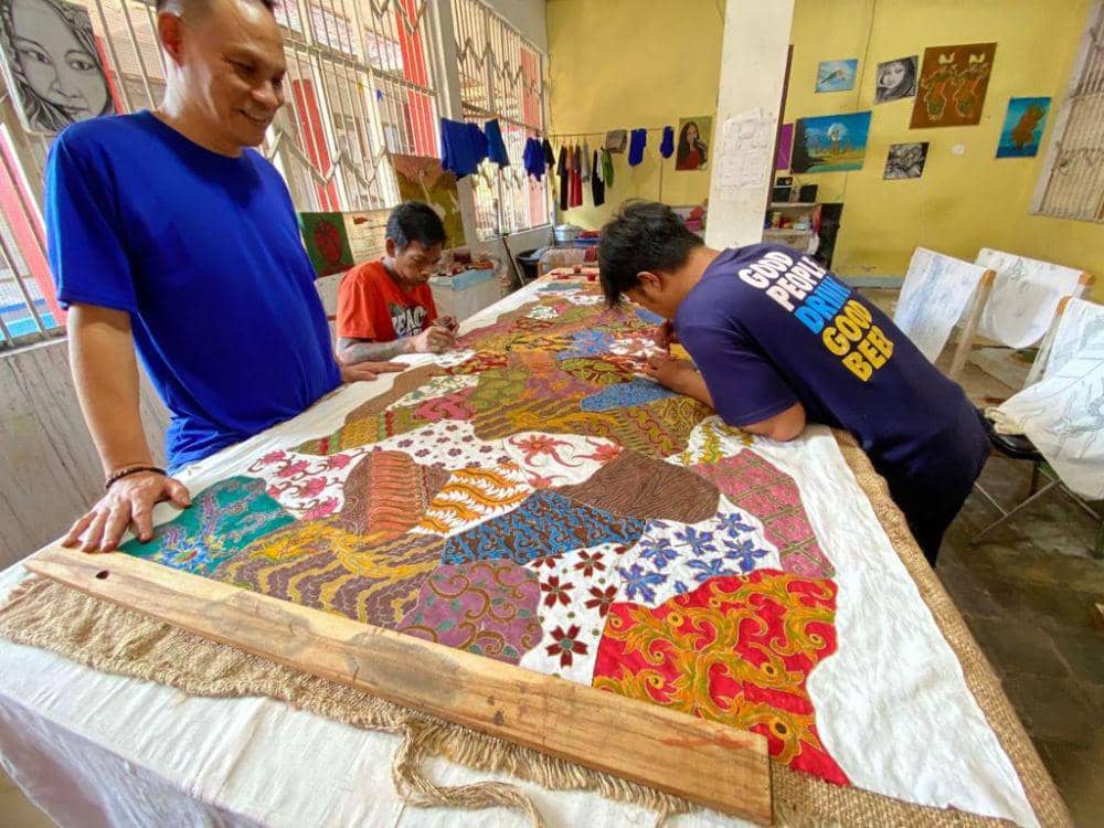 Sejumlah narapidana Lapas Kelas IA Kedungpane Semarang merampungkan pesanan batik tulisnya di bengkel binaan lapas setempat. (IDN Times/Dok Humas Lapas Kedungpane Semarang)