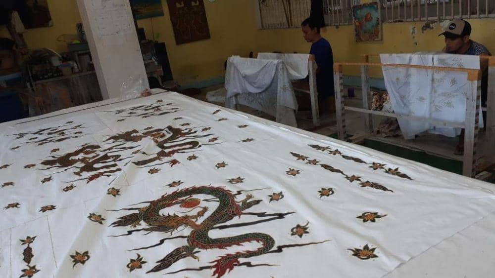 Proses pengerjaan orderan batik tulis yang dilakukan para narapidana Lapas Kedungpane Semarang dengan corak dua ular naga. (IDN Times/Dok Humas Lapas Kedungpane Semarang)