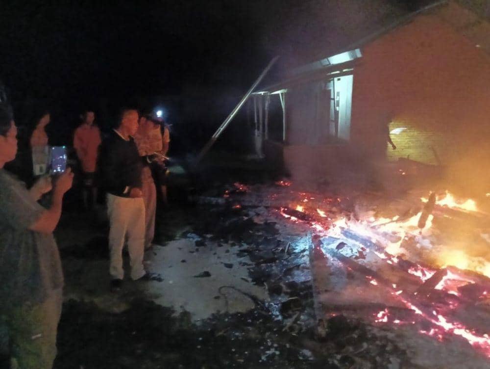 Kebakaran hebat melahap rumah seorang warga Desa Batunangkop, Kecamatan Sungkai Tengah, Kabupaten Lampung Utara, Jumat (20/10/2023) sekian pukul 00.00 WIB. (DOK. Polsek Sungkai Utara).
