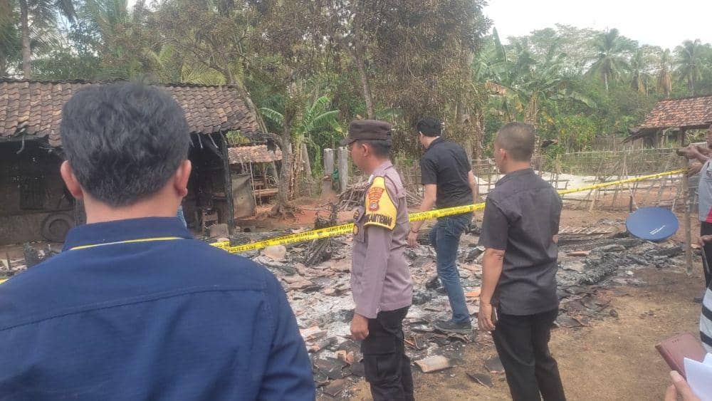 Kebakaran hebat melahap rumah seorang warga Desa Batunangkop, Kecamatan Sungkai Tengah, Kabupaten Lampung Utara, Jumat (20/10/2023) sekian pukul 00.00 WIB. (DOK. Polsek Sungkai Utara).