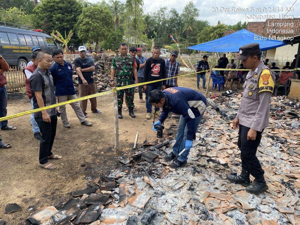 Kebakaran hebat melahap rumah seorang warga Desa Batunangkop, Kecamatan Sungkai Tengah, Kabupaten Lampung Utara, Jumat (20/10/2023) sekian pukul 00.00 WIB. (DOK. Polsek Sungkai Utara).