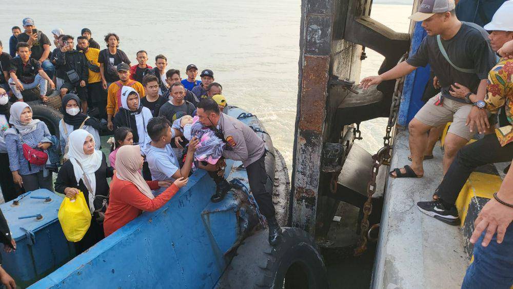 Kebakaran terjadi KMP Tranship 1 di Pelabuhan Bakauheni. (IDN Times/Istimewa).