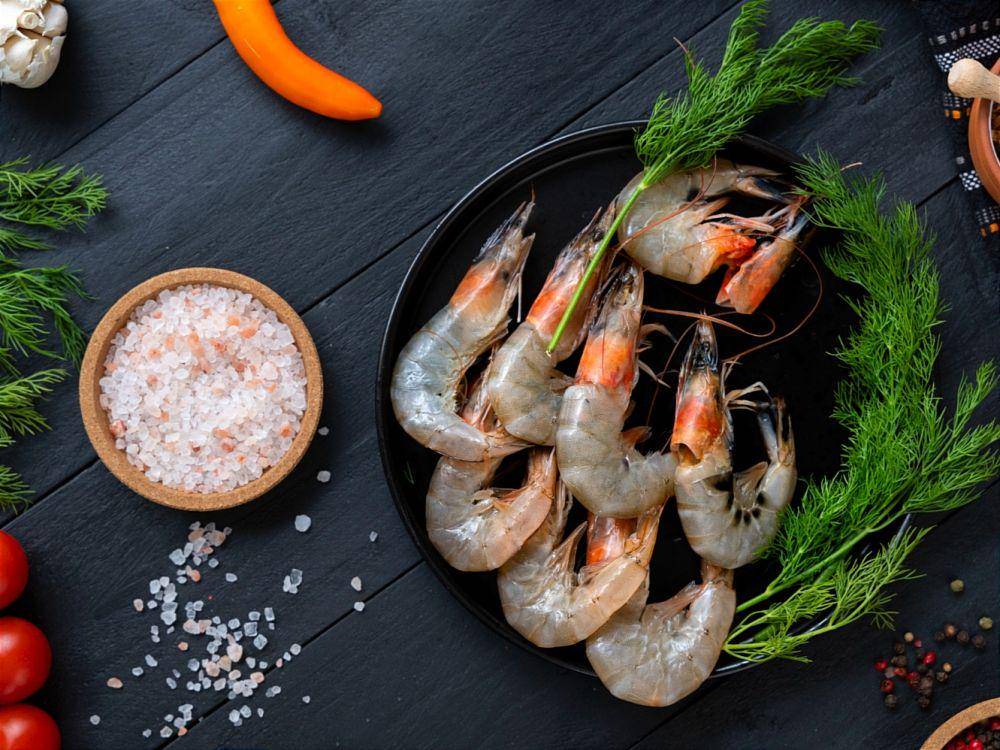 ilustrasi udang segar dan bumbu dapur (freepik.com/Freepik)