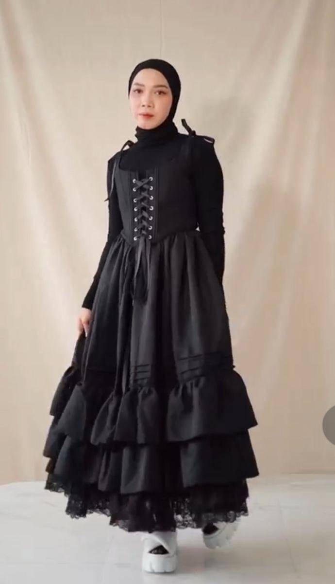 Style korset hijab (instagram.com/rinisetyaa)