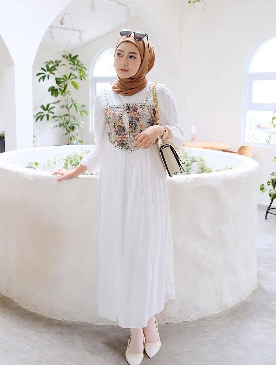 Style corset hijab (instagram.com/saritiw)