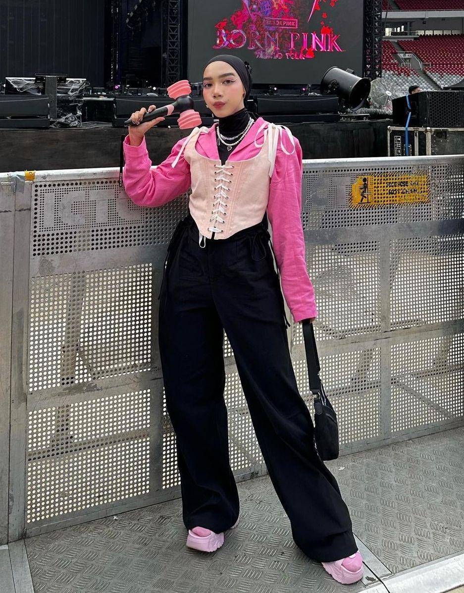 Style korset hijab (instagram.com/rinisetyaa)