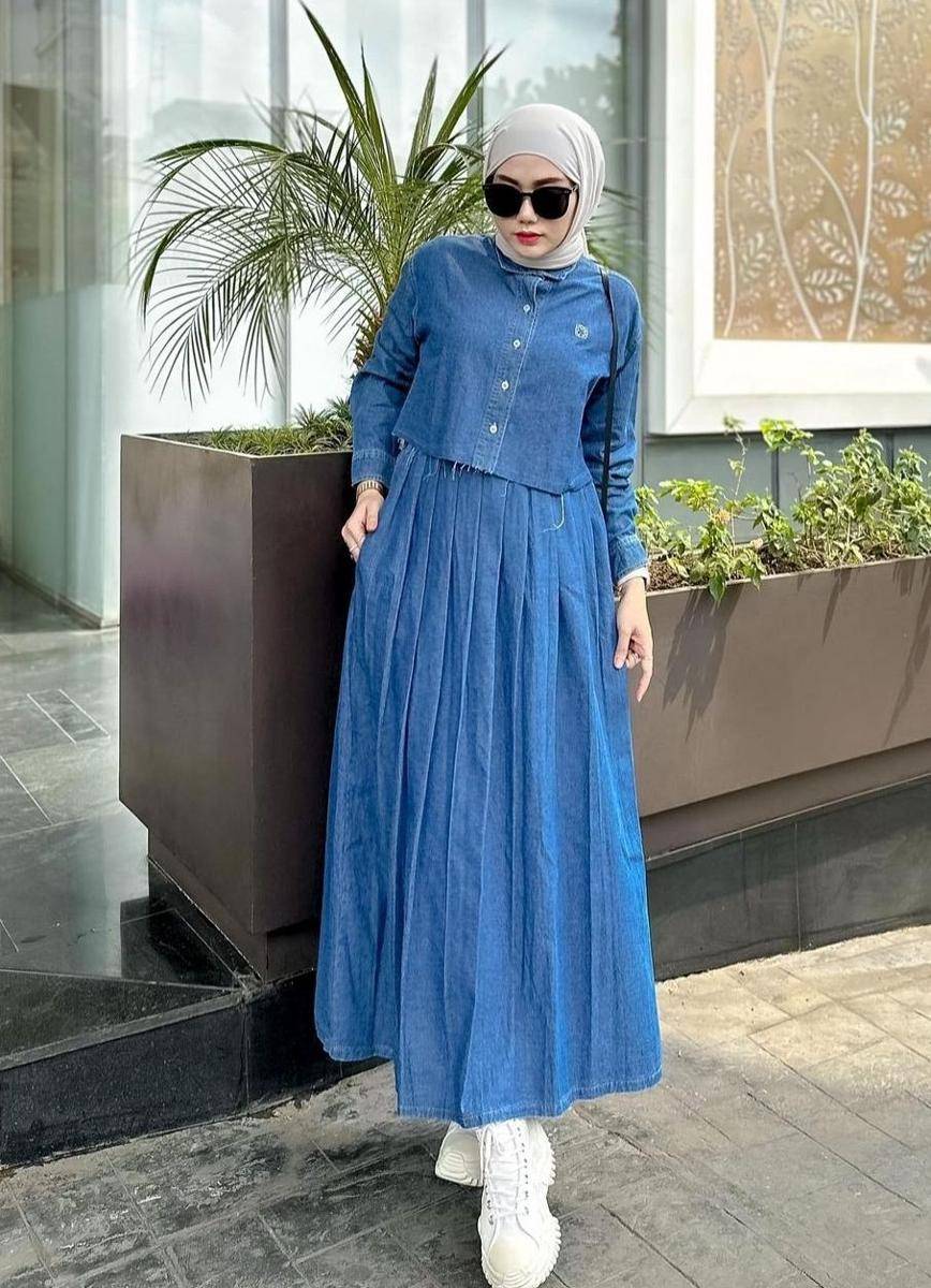 Setelan jeans hijab (instagram.com/yollaanggitaaa)