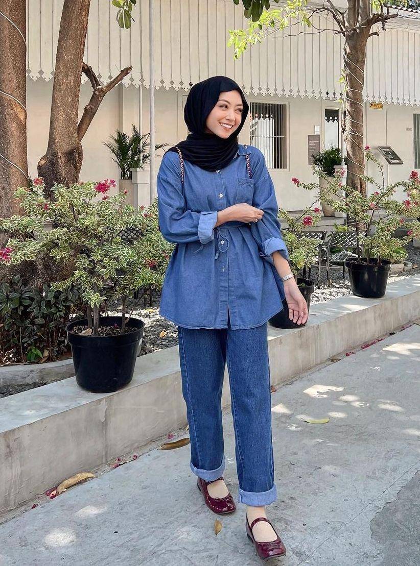 Setelan jeans hijab (instagram.com/meiraniap)