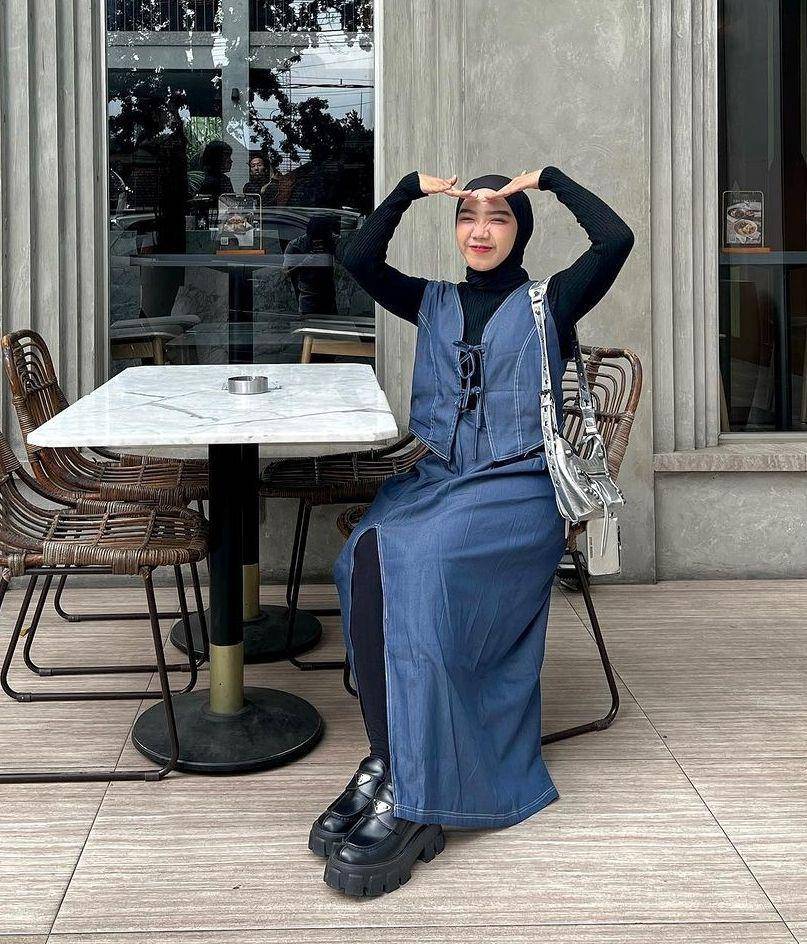 Setelan jeans hijab (instagram.com/rinisetyaa)