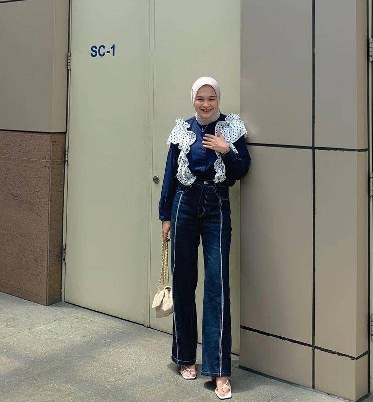 Setelan jeans hijab (instagram.com/wendaanggreini)