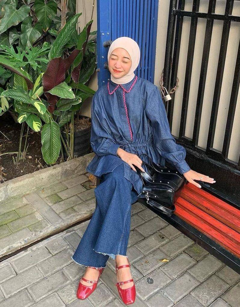 Setelan jeans hijab (instagram.com/nabilayua)