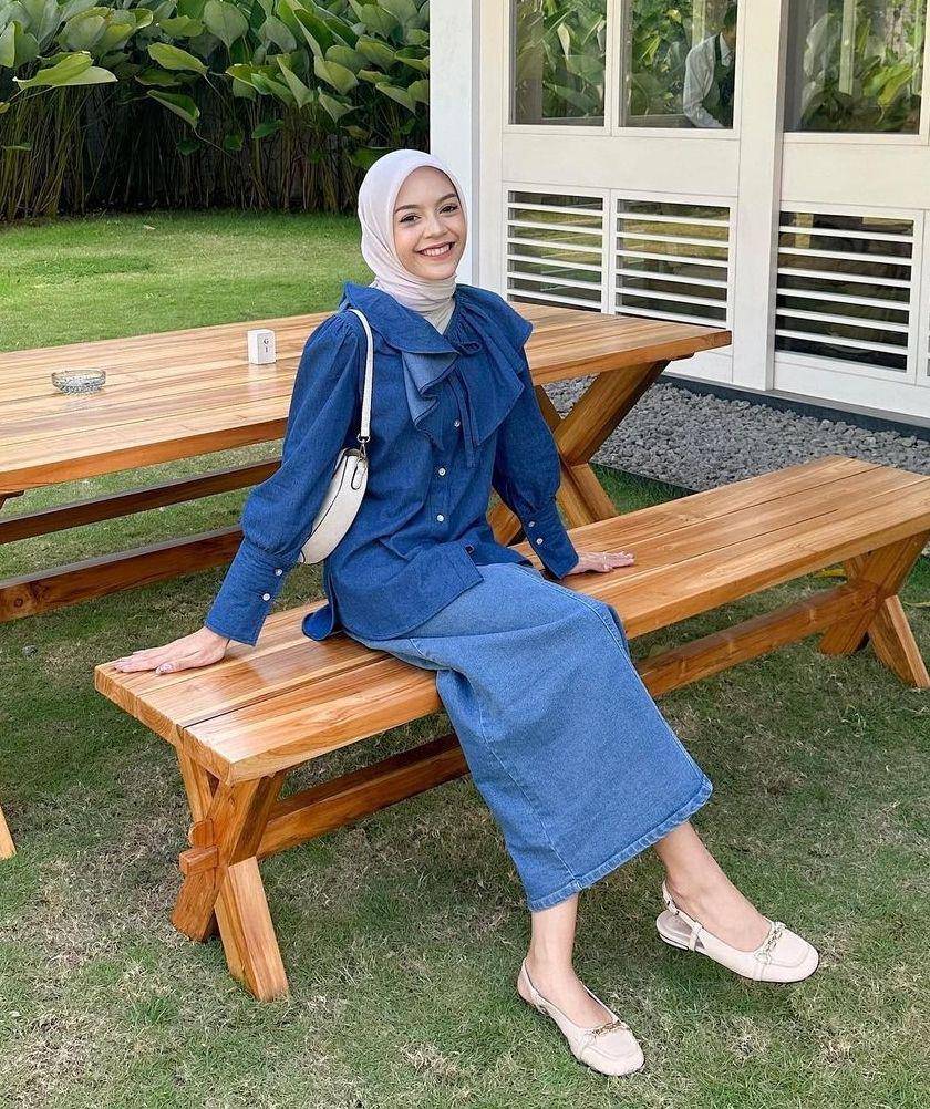 Setelan jeans hijab (instagram.com/febiolanabilaa)